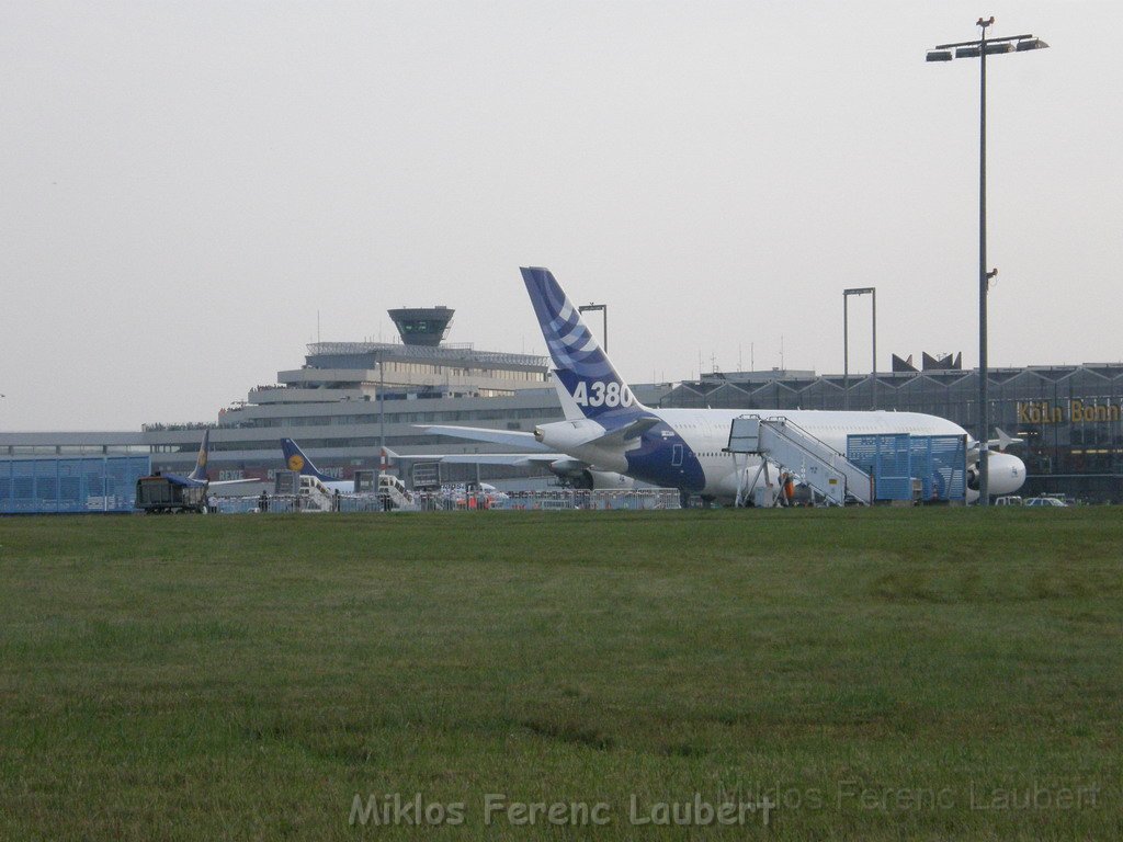 Warten auf den Airbus 380 Koeln Bonn P358.JPG